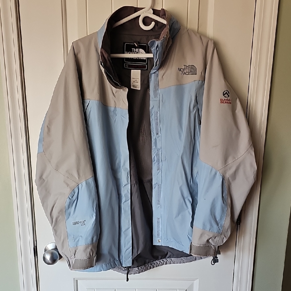 The North Face Women’s Two-Tone Light Blue and Light Gray Ski Jacket Shell